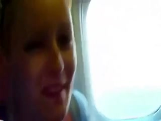 blonde blowjob in einem flugzeug